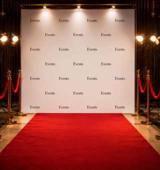 Moqueta roja como alfombra de bienvenida en un photocall de gala